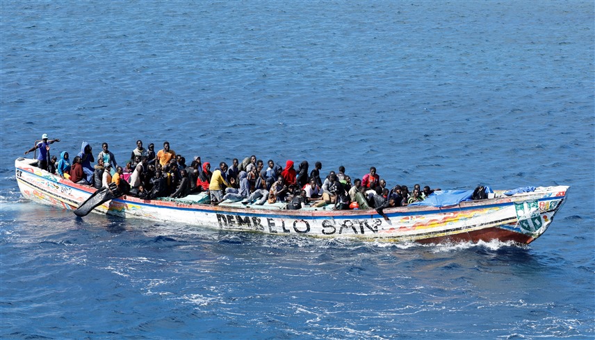 قارب يحمل مهاجرين في البحر المتوسط (رويترز)