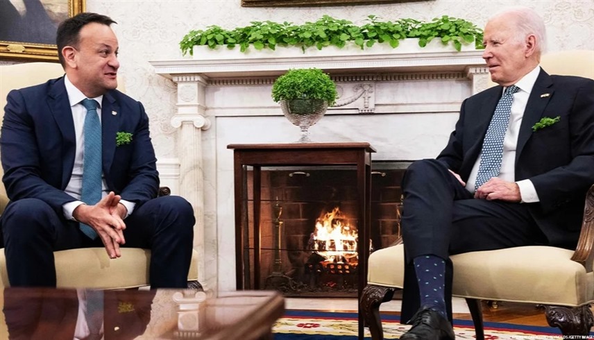 الرئيس الأمريكي جو بايدن  ورئيس الوزراء الأيرلندي ليو فارادكر (أرشيف)