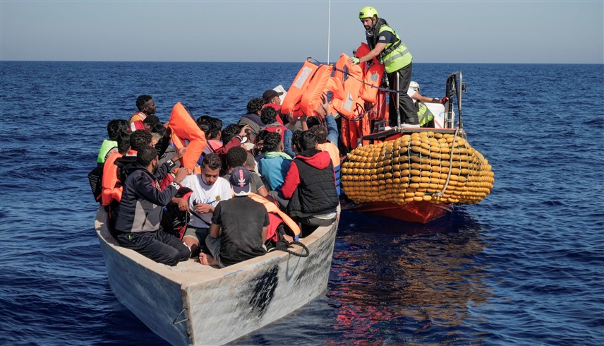 قارب مهاجرين في البحر المتوسط (رويترز)