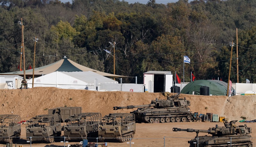 دبابات إسرائيلية على حدود غزة (رويترز)