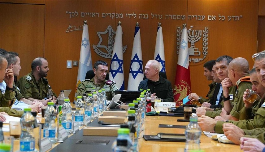اجتماع لغالانت ورئيس الجيش الإسرائيلي هارتسي هاليفي وضباط الجيش (تايمز أوف إسرائيل)