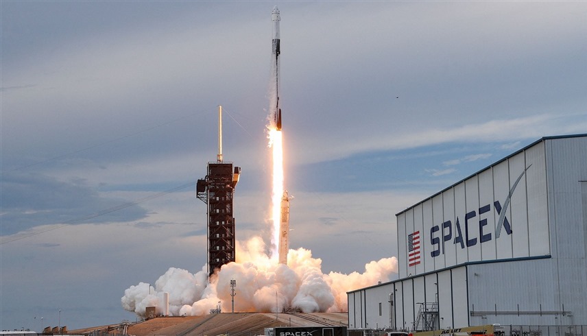 انطلاق صاروخ لسبيس إكس إلى الفضاء (رويترز)