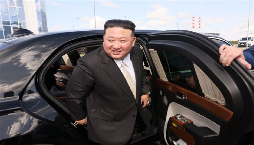زعيم كوريا الشمالية كيم جونغ أون يستقل سيارة أهداها له بوتين في مناسبة عامة (إكس)