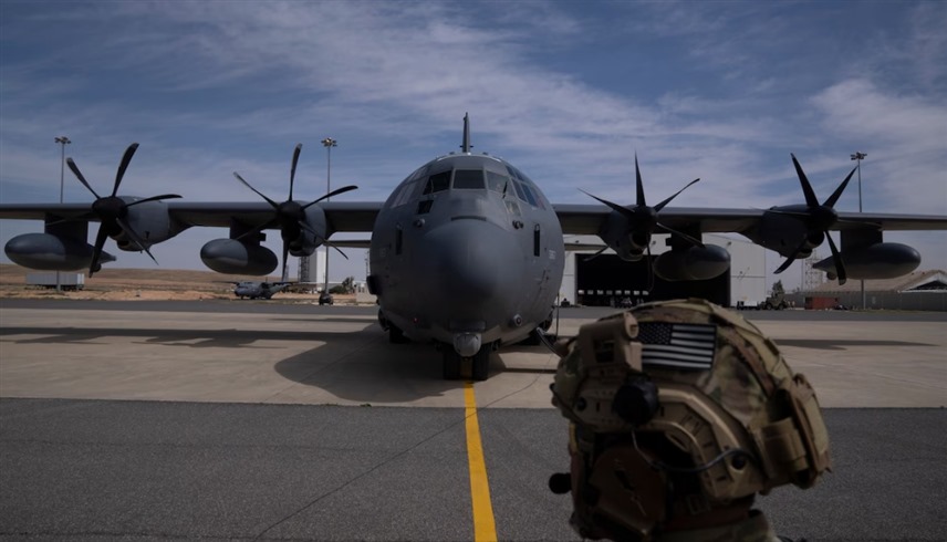 جندي أمريكي في مطار أردني تغادر منه طائرات أمريكية لإسقاط مساعدات في غزة. 