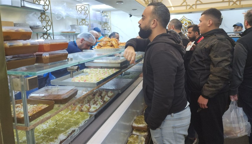مواطنون لبنانيون ينتظرون دورهم لشراء الحلويات قبل الإفطار في بيروت (موقع 24)