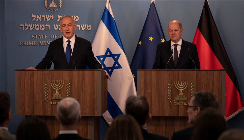 رئيس الوزراء الإسرائيلي بنيامين نتانياهو والمستشار الألماني أولاف شولتس (رويترز)
