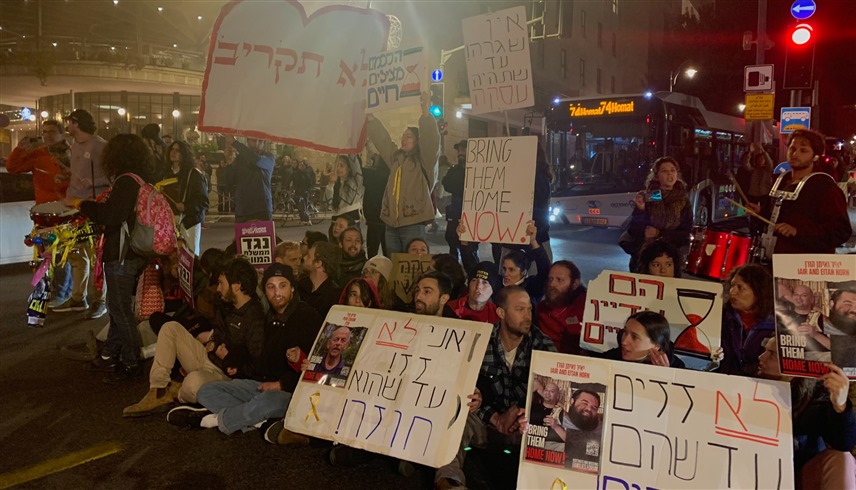 محتجون يغلقون طرقاً رئيسية في تل أبيب (إكس)