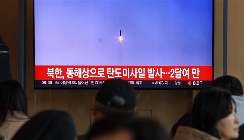 شاشات تلفزيونية في كوريا الجنوبية تعرض خبر إطلاق جارتها الشمالية للصاروخ الباليستي (إكس)