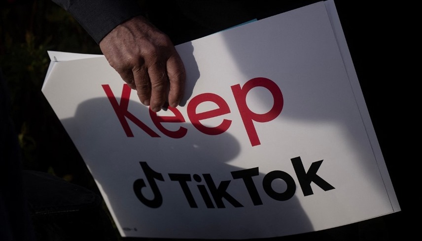 متظاهر يحمل لافتة ترفض حظر تيك خلال تجمع أمام الكابيتول هيل.