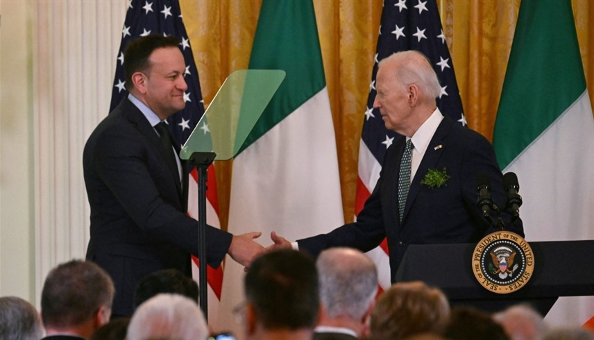 الرئيس الأمريكي جو بايدن، و رئيس الوزراء الإيرلندي ليو فارادكار (أ ف ب)