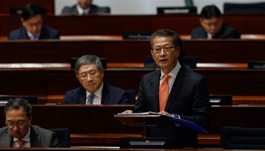 وزير المالية في هونغ كونغ خلال جلسة برلمانية (رويترز)