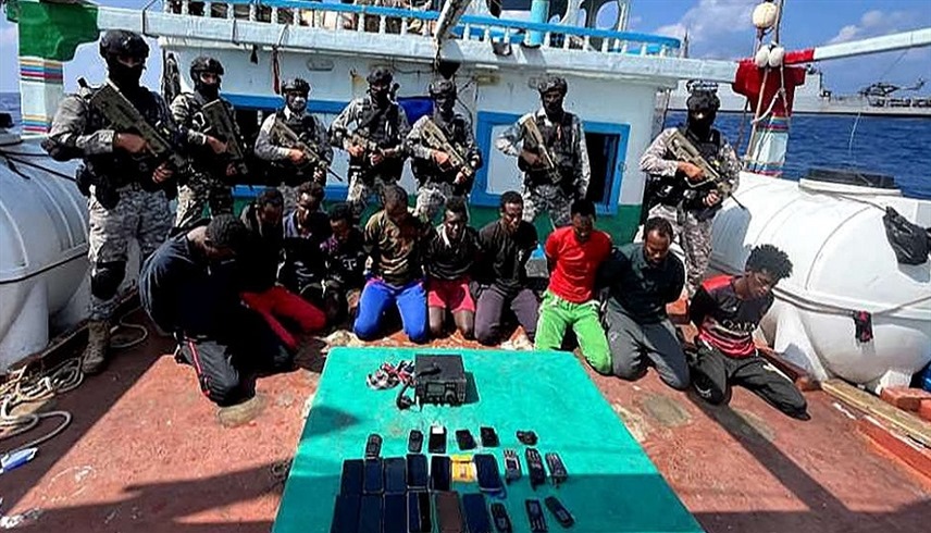 جنود من البحرية الهندية مع قراصنة صوماليين بعد اعتقالهم في عملية سابقة (أرشيف)