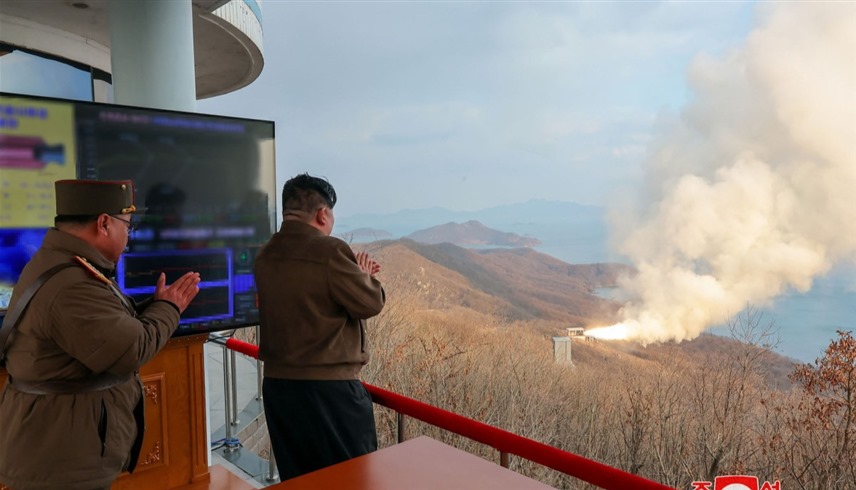 زعيم كوريا الشمالية أثناء إشرافه على التجربة الصاروخية الجديدة (أ ف ب)