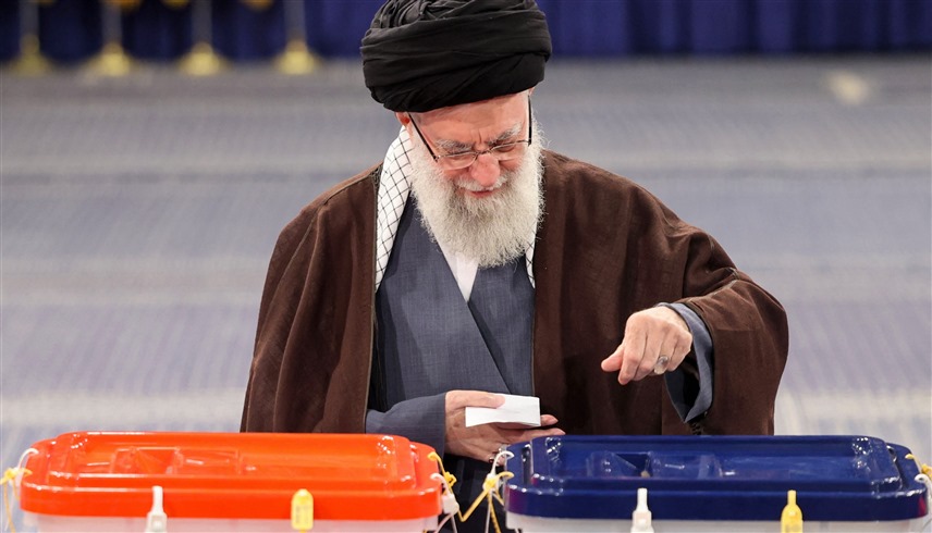 المرشد الإيراني علي خامنئي يدلي بصوته في الانتخابات (أ ف ب)