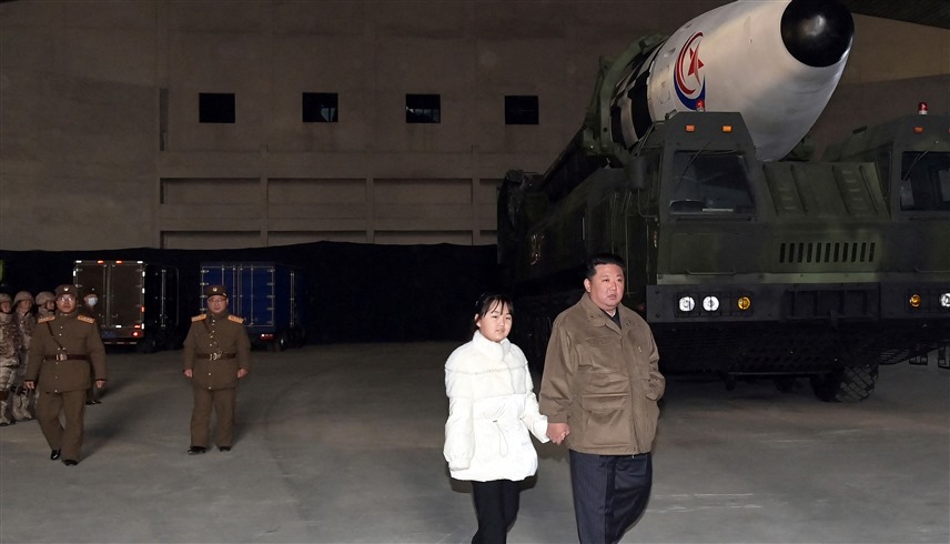 الزعيم الكوري الشمالي كيم جونغ أون وابنته (رويترز)