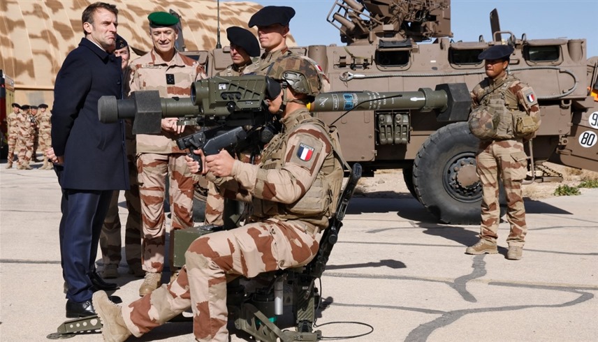 الرئيس الفرنسي إيمانويل ماكرون وسط مجموعة من الجنود (أ ف ب)