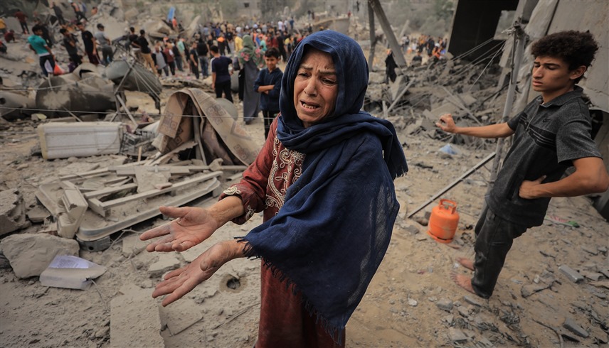 امرأة دمر القصف الإسرائيلي منزلها في غزة (رويترز)