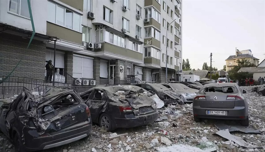 سيارات في موسكو بعد سقوط حطام طائرة دون طيار أوكرانية على منطقة سكنية (أرشيف)
