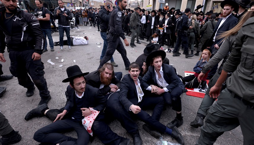 يهود متشددون في احتجاجات ضد التجنيد الإجباري في الجيش الإسرائيلي (وكالات)