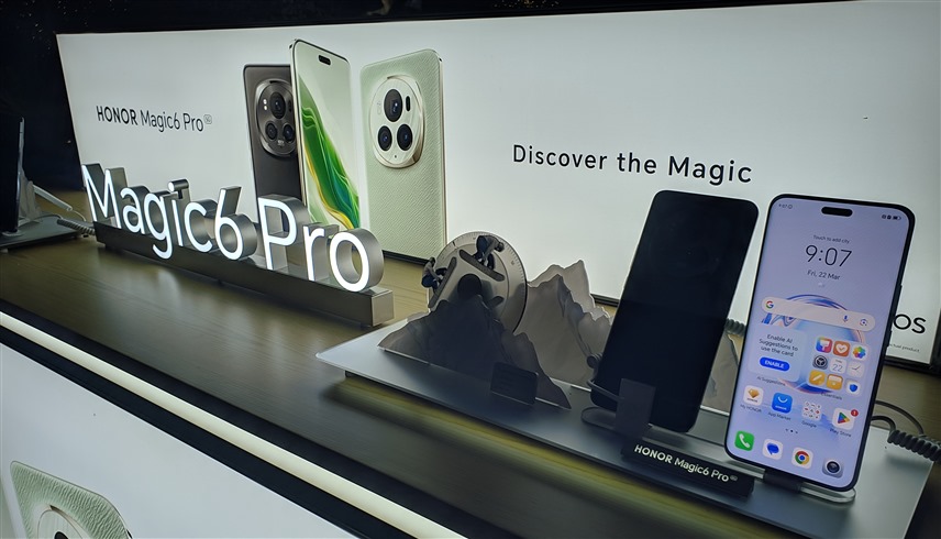 هاتف Honor Magic6 Pro أثناء عرضه في دبي (24)