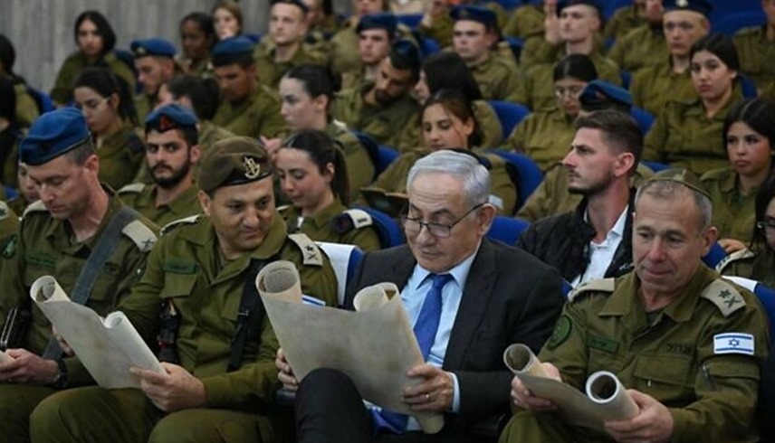 نتانياهو خلال احتفاله بعيد المساخر اليهودي مع ضباط كتيبة إيريز (إكس)