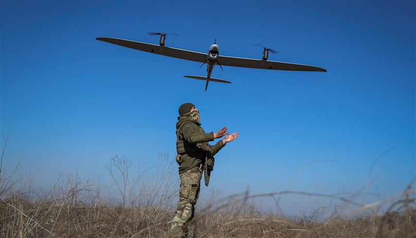 جندي أوكراني يطلق طائرة مسيرة (أرشيف)