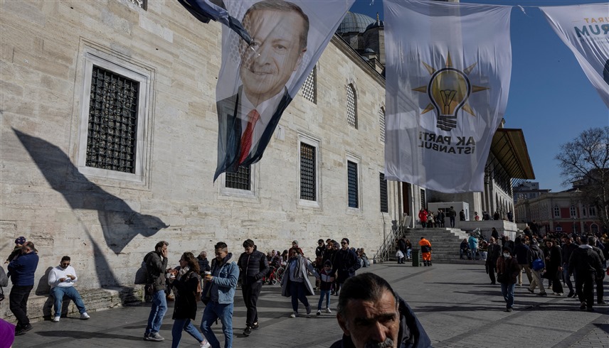 صورة أردوغان معلقة في ساحة بإسطنبول قبيل الانتخابات المحلية (وكالات)