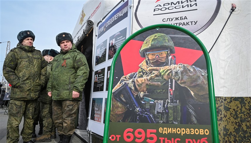 جنود روس أمام مركز تجنيد متنقل (أرشيف)