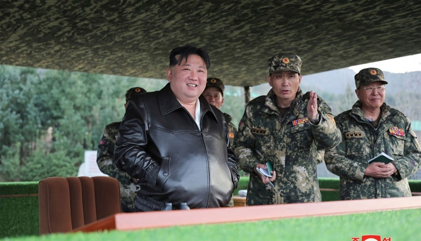زعيم كوريا الشمالية خلال زيارته لوحدة الدبابات (أ ف ب)