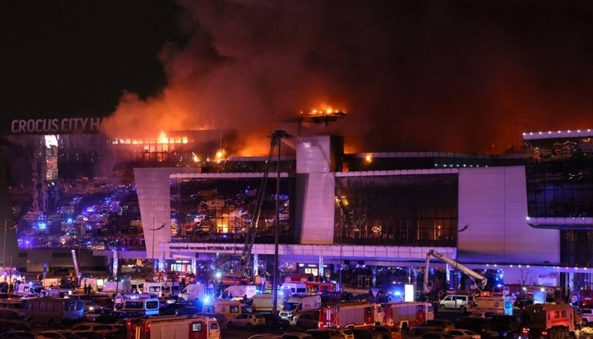 سيارات الإسعاف خارج قاعة الحفلات الموسيقية المحترقة قرب موسكو  (أ ف ب)