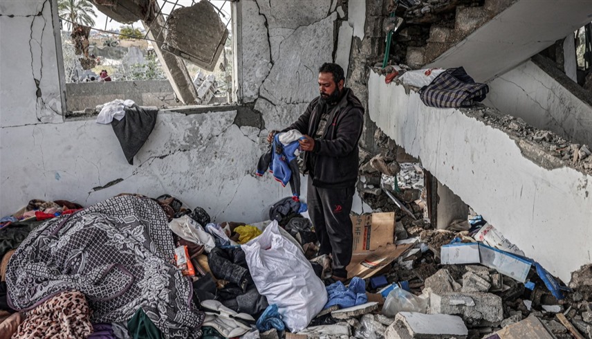 شخص في غزة يعاين منزله الذي دمرته غارة إسرائيلية 