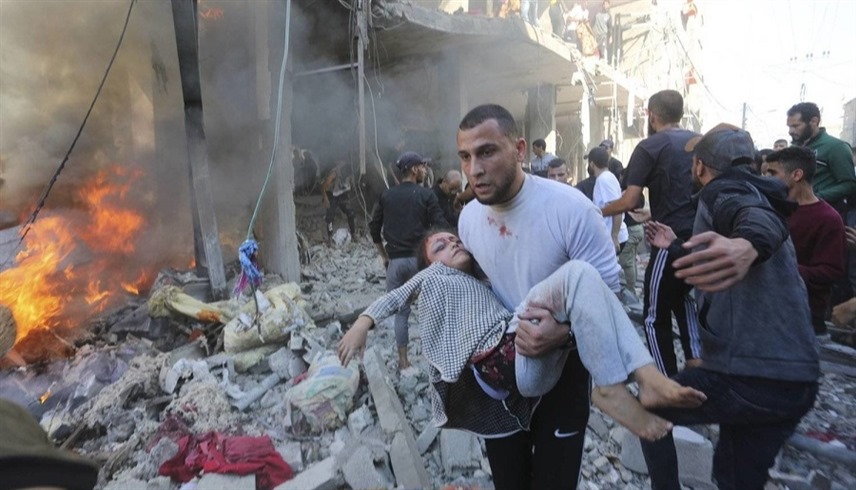 فلسطيني في غزة يُجلي طفلة أصيبت في قصف إسرائيلي (أرشيف)
