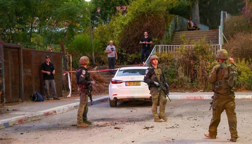 جنود إسرائيليون في كريات شمونة بعد قصف سابق من حزب الله (أرشيف)