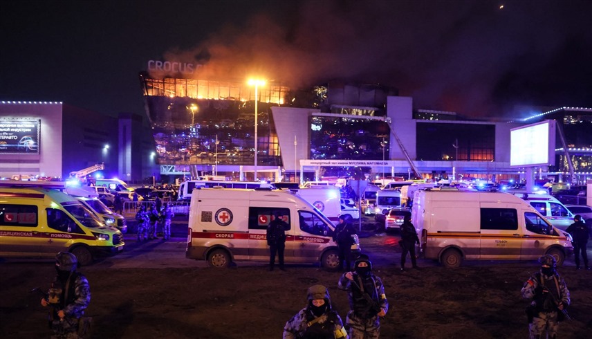 سيارات إسعاف أمام مبنى الحفلات في موسكو بعد هجوم داعش (إكس)