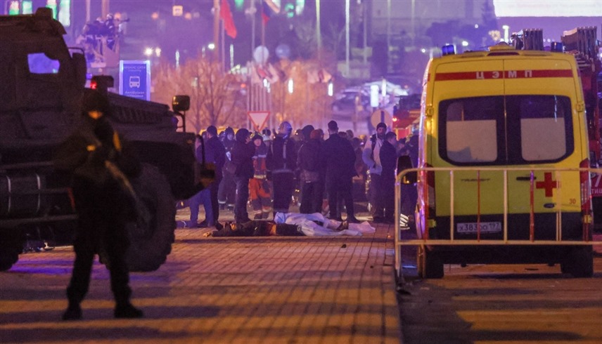 مسعفون وسيارات إسعاف أمام قاعة كروكوس في موسكو (سبوتنيك)