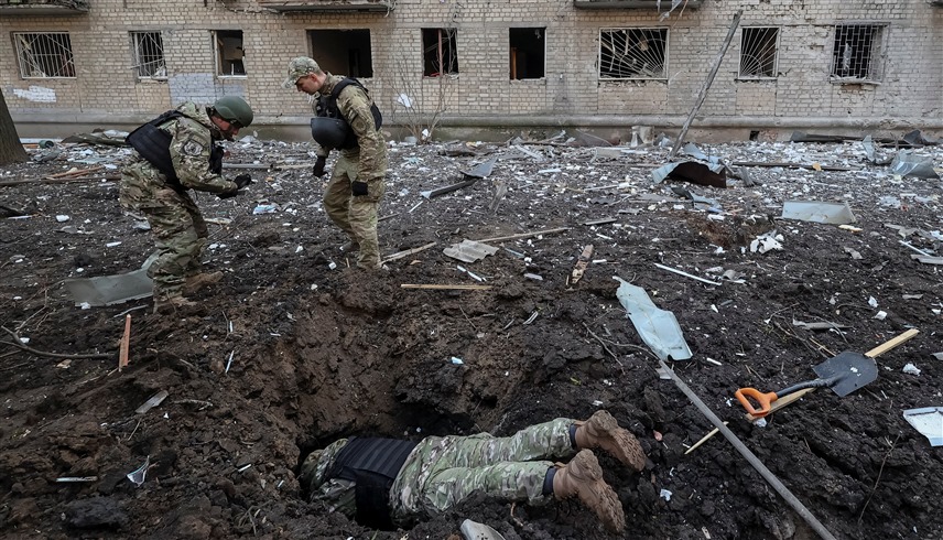 جنود أوكرانيون في موقع بخاركيف تعرض لقصف روسي (وكالات)