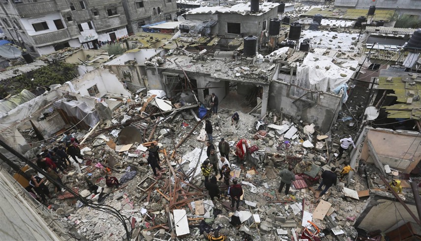 فلسطينيون وسط بعض منشآت مستشفى الشفاء المدمرة في غزة (أرشيف)