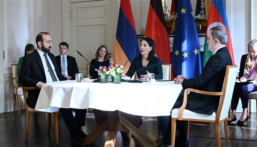 وزيرة الخارجية الألمانية أنالينا بيربوك تتوسط في محادثات سلام بين نظيريها الأرمني والأذري (وكالات)