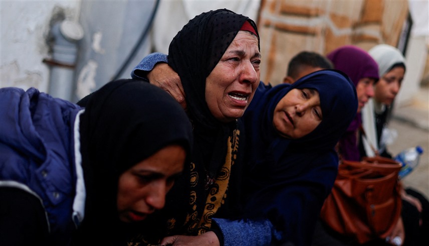 أفراد من سكان غزة يودعون ذويهم القتلى (رويترز)
