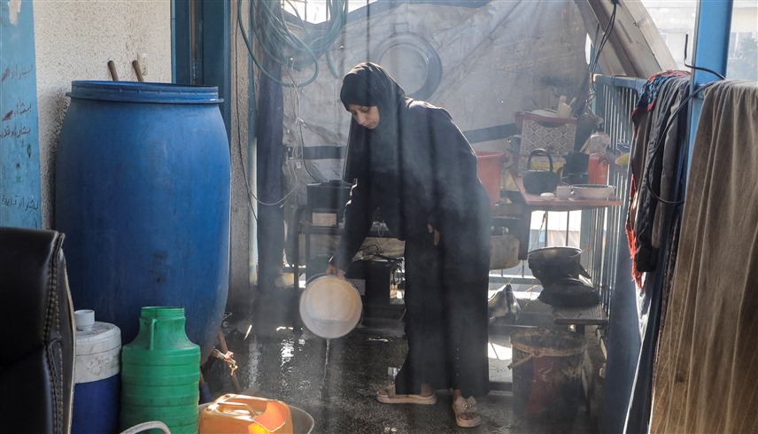سيدة في مركز إيواء شمال قطاع غزة (رويترز)