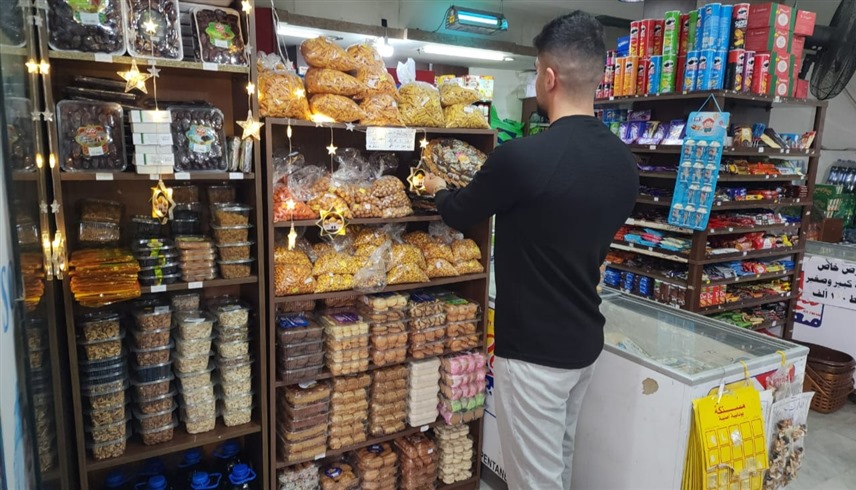 شاب لبناني يتسوق في سوبر ماركت تحضيراً لاستقبال رمضان (موقع 24)