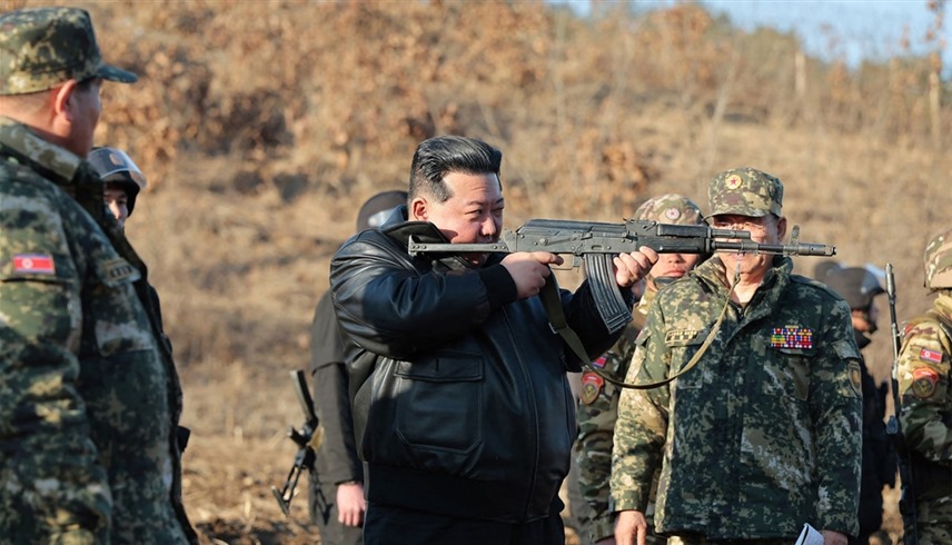 زعيم كوريا الشمالية يحمل سلاحاً في قاعدة عسكرية (أ ف ب)