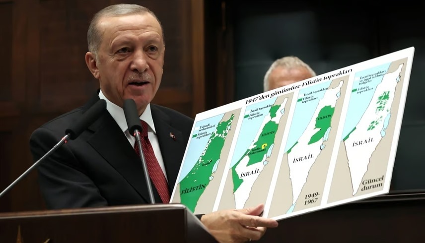 أردوغان يحمل خارطة لفلسطين في البرلمان التركي (أ.ب)