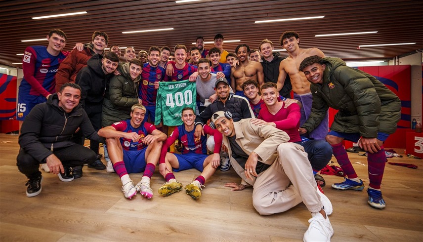 شتيغن يحتفل مع لاعبي برشلونة بالرقم القياسي (إكس)