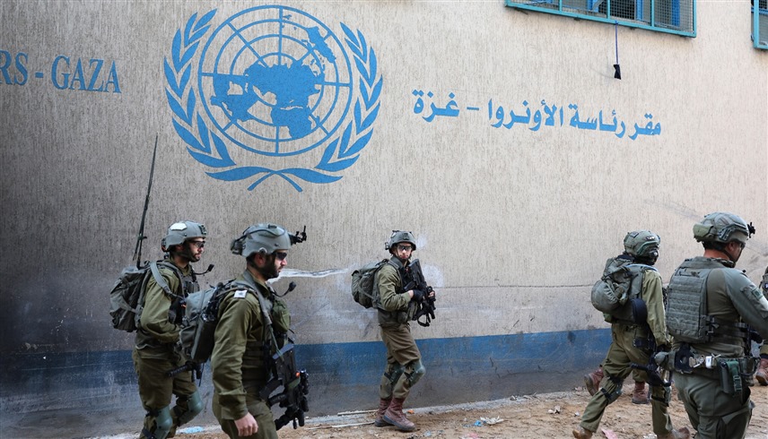 جنود من الجيش الإسرائيلي أمام مقر الأونروا في غزة (رويترز)