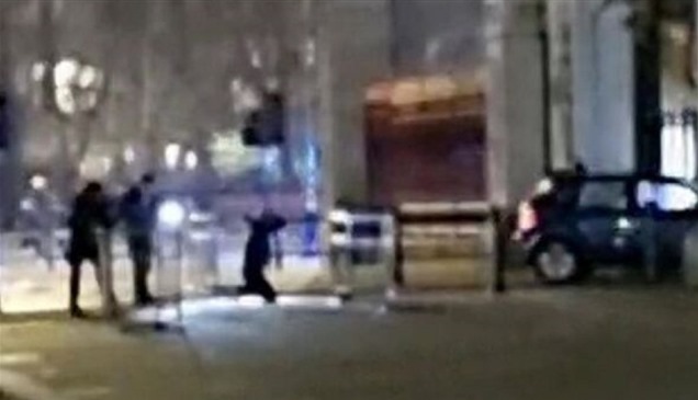 القبض على سائق سيارة اصطدم بقصر بكنغهام في لندن