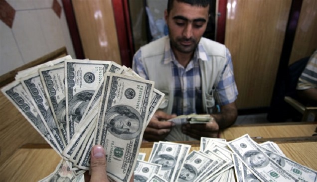 بعد التحرير.. الدولار يواصل التراجع في المعاملات الرسمية بمصر 