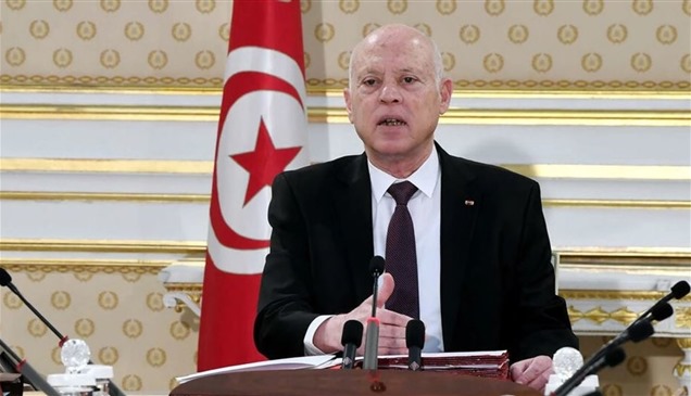 الرئيس التونسي يقيل وزيرين