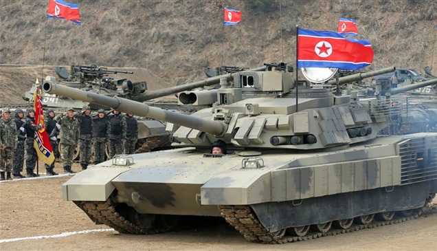زعيم كوريا الشمالية يقود بنفسه دبابة جديدة 