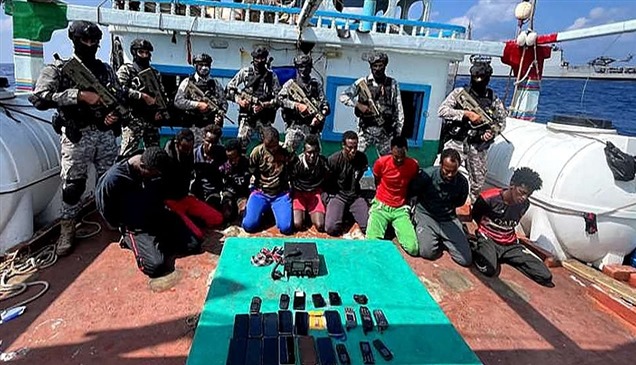 بعد اعتقالهم.. الهند تحاكم 35 قرصاناً خطفوا سفينة قبالة الصومال